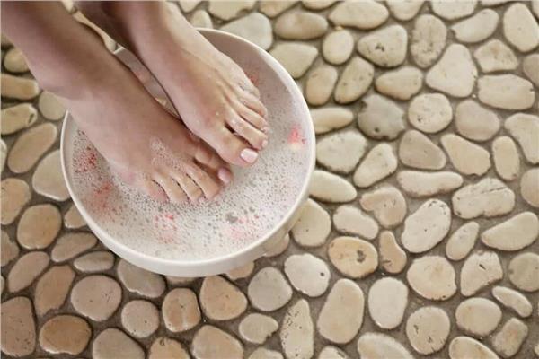 للعناية بالقدمين.. «حمام القدم بالخل» لعلاج وتقليل إكزيما السباحين